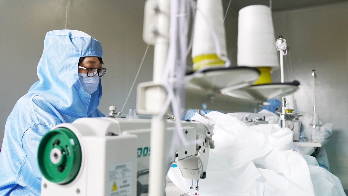 Vadné respirátory i testy z Číny. Přibývá států, kde odhalili problém